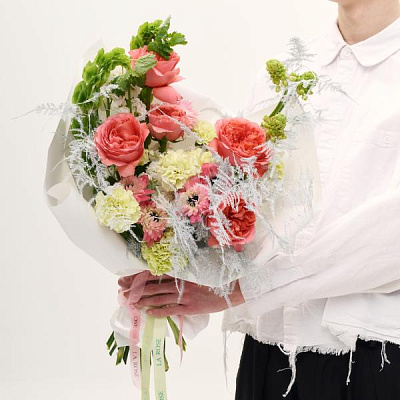 Авторский букет с розами и анемонами